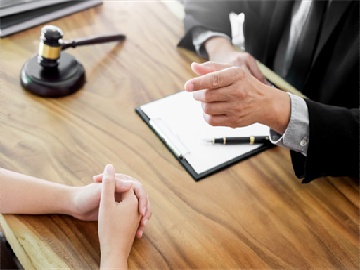坐后备箱男孩曾因证件被扣押辍学是否构成虐待罪?