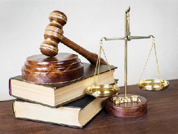 坐后备箱男孩曾因证件被扣押辍学是否构成虐待罪?