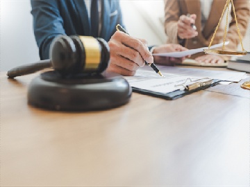 坐后备箱男孩曾因证件被扣押辍学是否构成虐待罪?